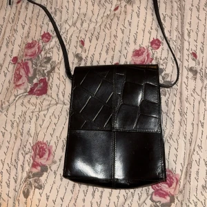 Svart handväska  - Svart handväska med justerbar axelrem.  Lite smått sliten på sina ställen  Dm om ni har frågor ❤️