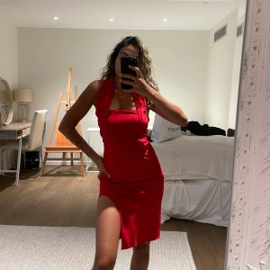 Röd cocktail klänning - Säljer min SUPER FINA röda cocktail klänning. Den sitter så snyggt på. Passar mig som är en xs/s. 