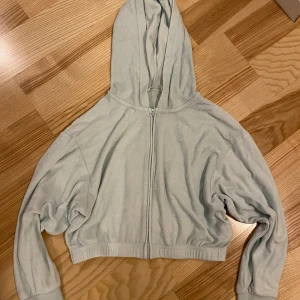 Hoodie - Strl 134/140. Kortare modell. Kolla gärna in mina andra annonser för samfrakt. Jag säljer mycket barnkläder just nu. 