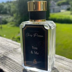 You & Me (Doftar som Stronger with you) - En ljuvlig parfym som efterliknar Stronger with you väldigt mycket. 💯  Perfekt som present till din kille eller för någon som vill ta deras parfym kollektion till nästa steg. ✅  50ml Endast testad!  Byter gärna mot någon annan parfym, skriv frågor! ❤️