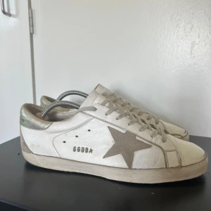 Golden goose - Riktig stiliga skor från golden goose och som är perfekta nu till sommaren. Dom är storlek 44. Skicket är 7/10 men har mycket mer att ge. Dustbag medföljer utöver skorna