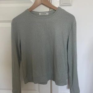 Glittrig tröja - Jätte fin tröja från Carin Wester i en turkos grön färg, bra skick och tunnt material 