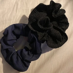 Scrunchies - Två fina scrunchies som ej används, hör av dig vid frågor eller intresse💗en för 20 två för 30💗