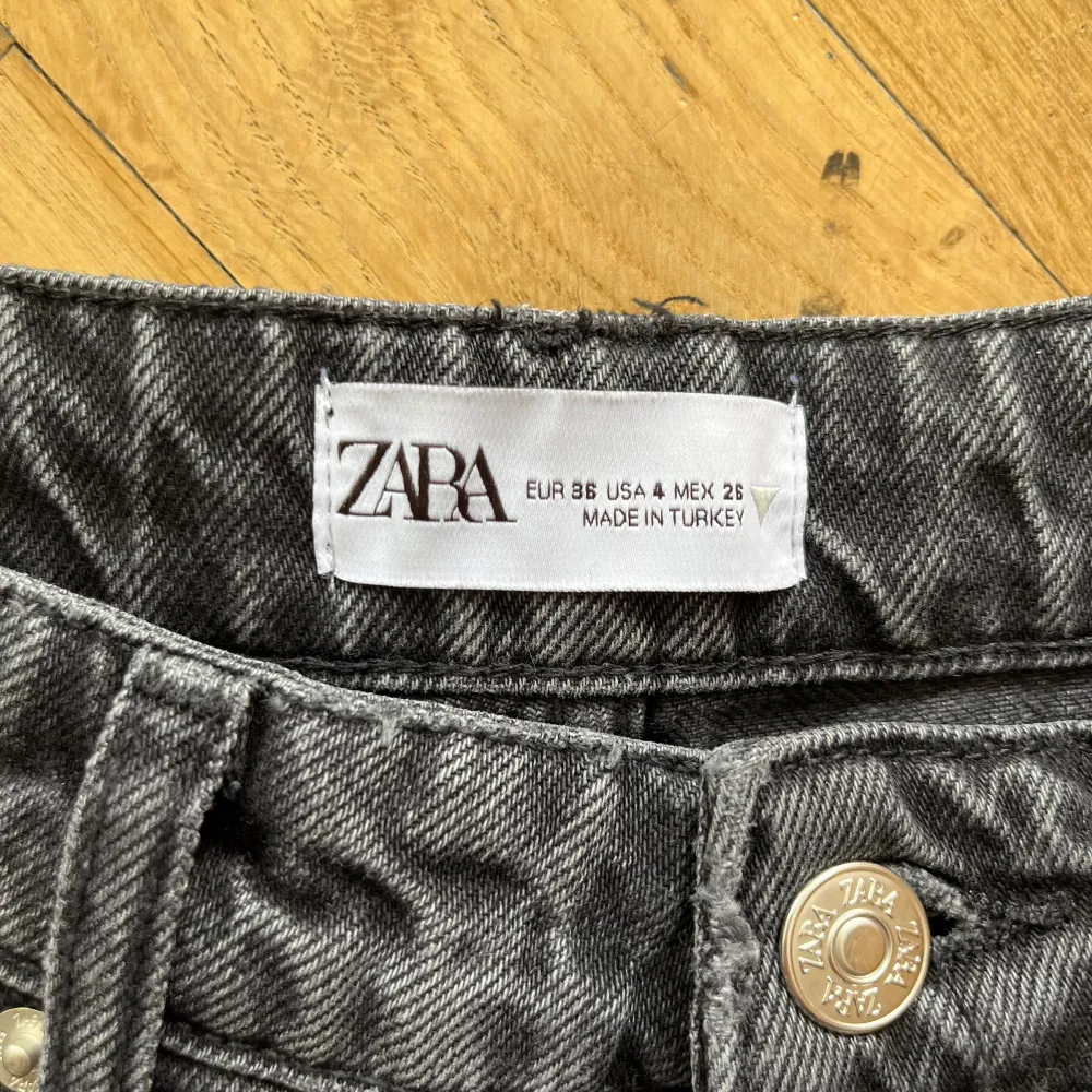 Midwaist jeans från Zara. Har bara använt 1 gång. Innerbenslängden är 86cm!. Jeans & Byxor.