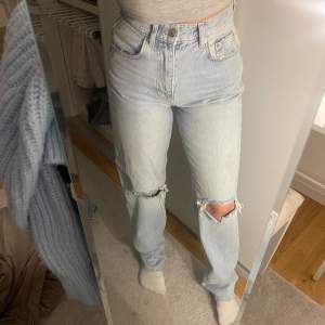 Supersnygga jeans med hål på knäna,  Storlek XS/34 , jag är 163 Använd ett fåtal gånger🤍