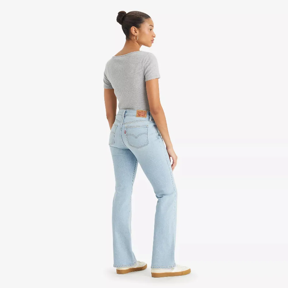 Superfina lågmidjade bootcut jeans från Levi’S i mycket bra skick, använda en gång💕. Jeans & Byxor.