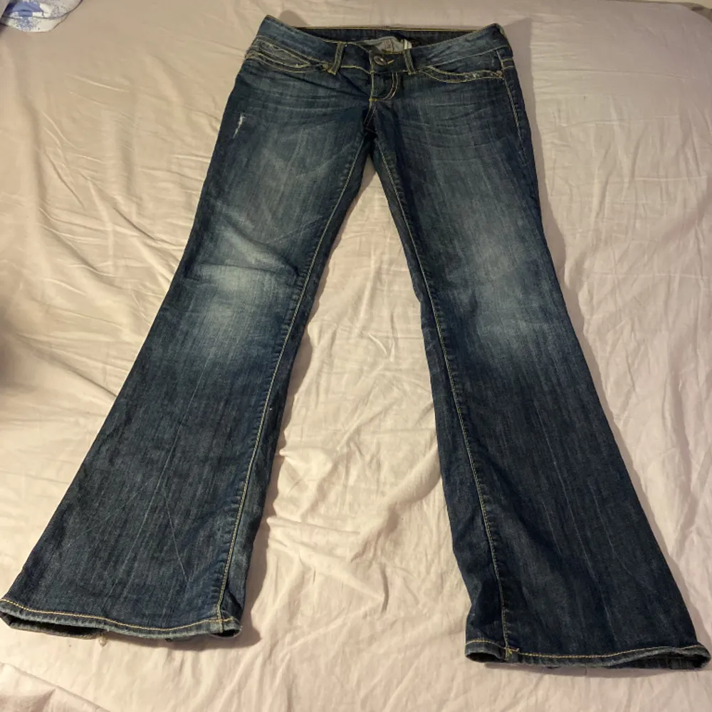 Lågmidjade guess jeans   Midjemått: 35 cm (W27)  Innebenslängd: 82 cm . Jeans & Byxor.