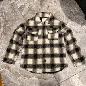 Helt ny jacka!  - Säljer denna underbara jacka/kappa som endast använt en gång. Nyskick! Inga defekter och supermjuk, varm och bekväm. Säljer pga stor garderobrensning. Kika gärna på mina andra annonser, säljer mycket:) 