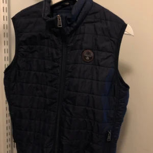 Napapijri väst  - Sinnes sjukt fet väst till våren som får Benätsen att svimma av… 🔥 För liten för mig så kmr säja den för fett bra pris. Det är bara att skriva så löser vi något.  🫱🏿‍🫲🏼