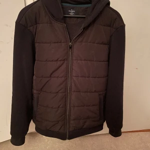 Hackett London cardigan  - Hej, säljer denna Hacket London cardiganen. Ordinarie pris: 2200kr. En väldigt bra vår/höst jacka för priset då den samt är i väldigt bra skick. Har ni frågor är de bara o fråga!