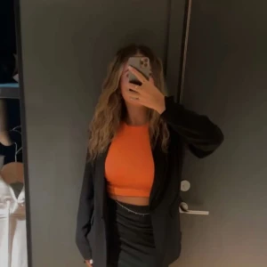 Orange topp - Orange kortare topp från New Yorker! Super fin till sommaren, använd endast 1 gång! Storlek S
