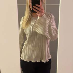 Snygg blus från Vero Moda, helt oanvänd!! Storlek xs, champagne färgad. Säljer pga att den tyvärr var för liten och gick ej att återställa 💞