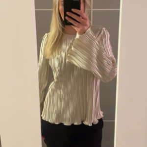 Helt oanvänd blus  - Snygg blus från Vero Moda, helt oanvänd!! Storlek xs, champagne färgad. Säljer pga att den tyvärr var för liten och gick ej att återställa 💞