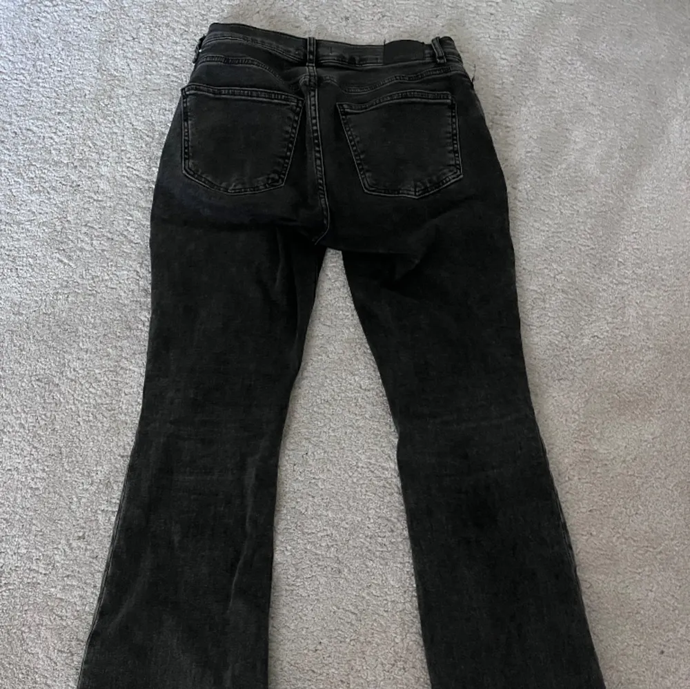 Mörk gråa lågmidjade  jeans . Jeans & Byxor.