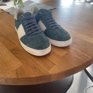 Valentino fly crew - Ett par sparsamt använda valentino flycrew i storlek 43. Skorna är i färgen sky blue och passar perfekt till sommaren. Båda skorna har alla bitar kvar.