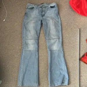 Så snygga lågmidjade flare jeans, ljusblå. Midja rakt över: 38 Total längd: 102