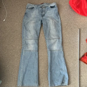 Lågmidjade utsvängda jeans - Så snygga lågmidjade flare jeans, ljusblå. Midja rakt över: 38 Total längd: 102