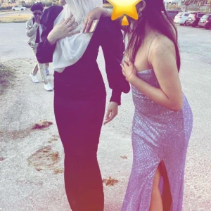 Balklänning  - säljer denna balklänning åt min kompis! En jätte fin glittrig balklänning med en slits och knytning där bak. Satt bra på henne med klackar och hon är 168💕använd en gång 