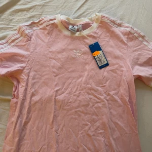 Adidas t-shirt rosa  - Aldrig använd 
