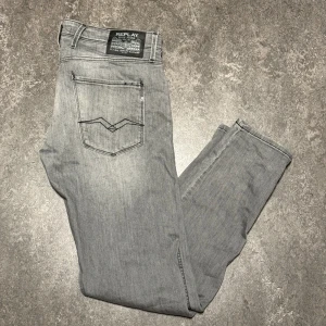 Replay Anbass - Replay Anbass i nästan nyskick, använda 3 gånger✅ Storlek 34/32.  Bara att skriva vid funderingar🤩