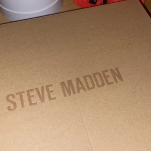 Steve madden  - Köpt dom för ett tag sen men gillar dom inte längre även fast dom är i bra skick o allt