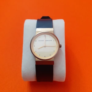 Klocka - Damur från Jacob Jensen, 2.5 cm boett som är i rostfritt stål med 18k guldöverdrag. Bytt till nytt armband men det är likadant som orginalet. Legat några år så batteri må bytas.