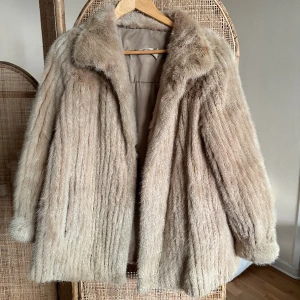 Pälsjacka  - Jättefin varm pälsjacka (äkta), inköpt på sellpy för ett drygt år sen för 1000kr. Säljer för jag får inte användning för den tyvärr.