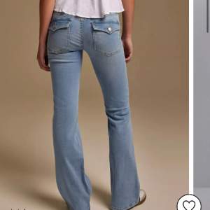 säljer dessa jätte snygga jeans i nyskick, endast använda 2 ggr och inga defekter! nypris 699kr❤️