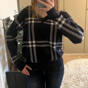 Stickad tröja - Stickad tröja i mycket gott skick. I strl M fast passar även S.💗