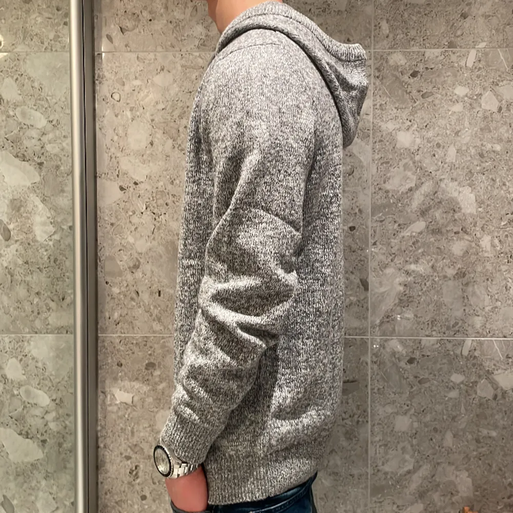 Hej! Vi säljer nu en SPRILLANS ny hoodie ifrån esprit | Strl: L Skick: 10/10 Retail: ca 1100kr | Riktigt snygg och finstickad hoodie, för ytterligare frågor är det bara att skriva🤝. Stickat.