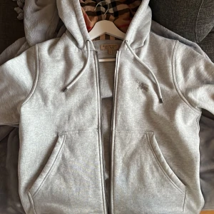 burberry hoodie - fett bra matrial och jätte snygg men är lite för stor för mig skriv för mer frågor