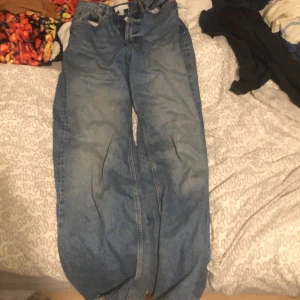 Baggy jeans - High Waist Baggy/straight leg jeans jag vet inte. Bra skick, inga defekter utom liten slitnad längst ner och liten fläck på INSIDAN av fickan (så de syns inte ens). Bra jeans, säljer för jag har tillräckligt. 