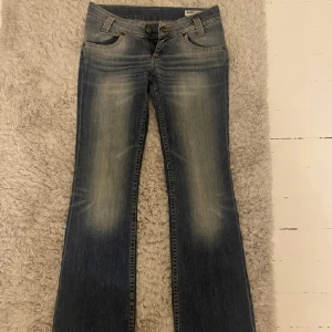 Lågmidjade jeans - Skitsnygga lågmidjade jeans från Lee, i storlek 27/31💗Hör av er vid frågor eller mått