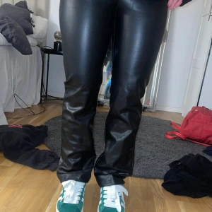 Skitsnygga skinnbyxor - Säljer ett par skit snygga skinnbyxor från zara då de är för små för mig! De är använda typ tre gånger och sedan dess har de legat i min byrålåda tyvärr!