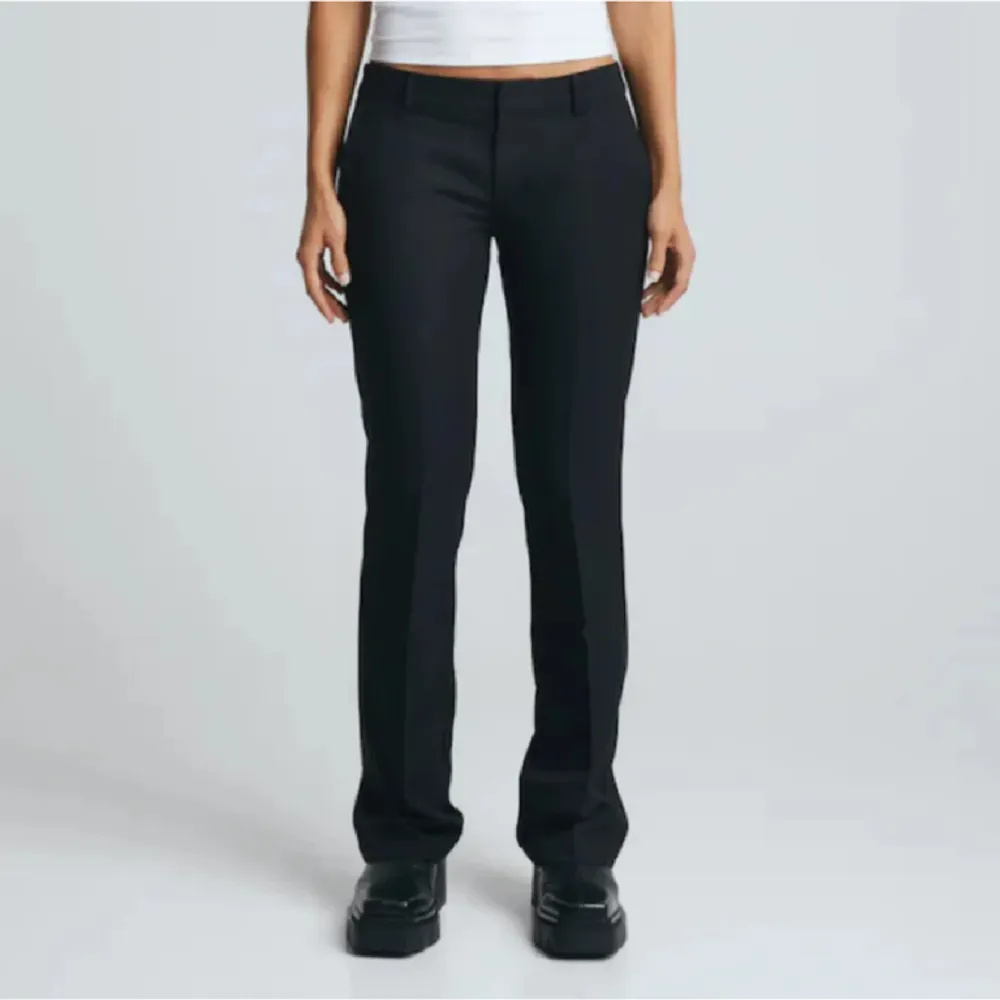 Low waist kostymbyxor från BikBok som är sparsamt använda och ser relativt nya ut. Säljer då de inte kommer till användning! . Jeans & Byxor.