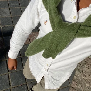 Vit Ralph lauren skjorta  - Säljer min Ralph lauren skjorta då den blivit för liten för mig. Super snygg skjorta att ha på sig vid fina tillfällen samt snygg under andra tröjor. Den är i nyskick. Hör av er i dm för fler frågor💪🏼😊