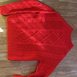 Röd stickad tröja  - Röd stickad tröja perfekt när de är lite kyligt!