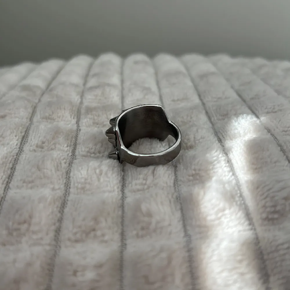 Säljer min Edblad ring som är köpt nyss, har bara använt den en gång. Säljer den pågrund av att den är för stor för mig: storlek 18.50 (L) kan skicka den med via post OBS! inte mitt ansvar om posten gör fel. Ni står för frakten med☺️. Accessoarer.
