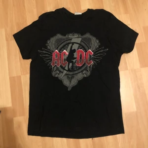 ACDC TOUR TRÖJA - Fet ACDC black ice tour tröja knappt använd! storlek M köparen står för frakt🙏