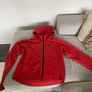 nike tech fleece röd dam - Jätte fin kofta inte använd mycket 
