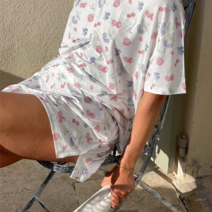 Summer Berries shorts + T-shirt  - Från Djerf Avenue Shorts i S T-shirt i XS  🫐🍓🫐🍓