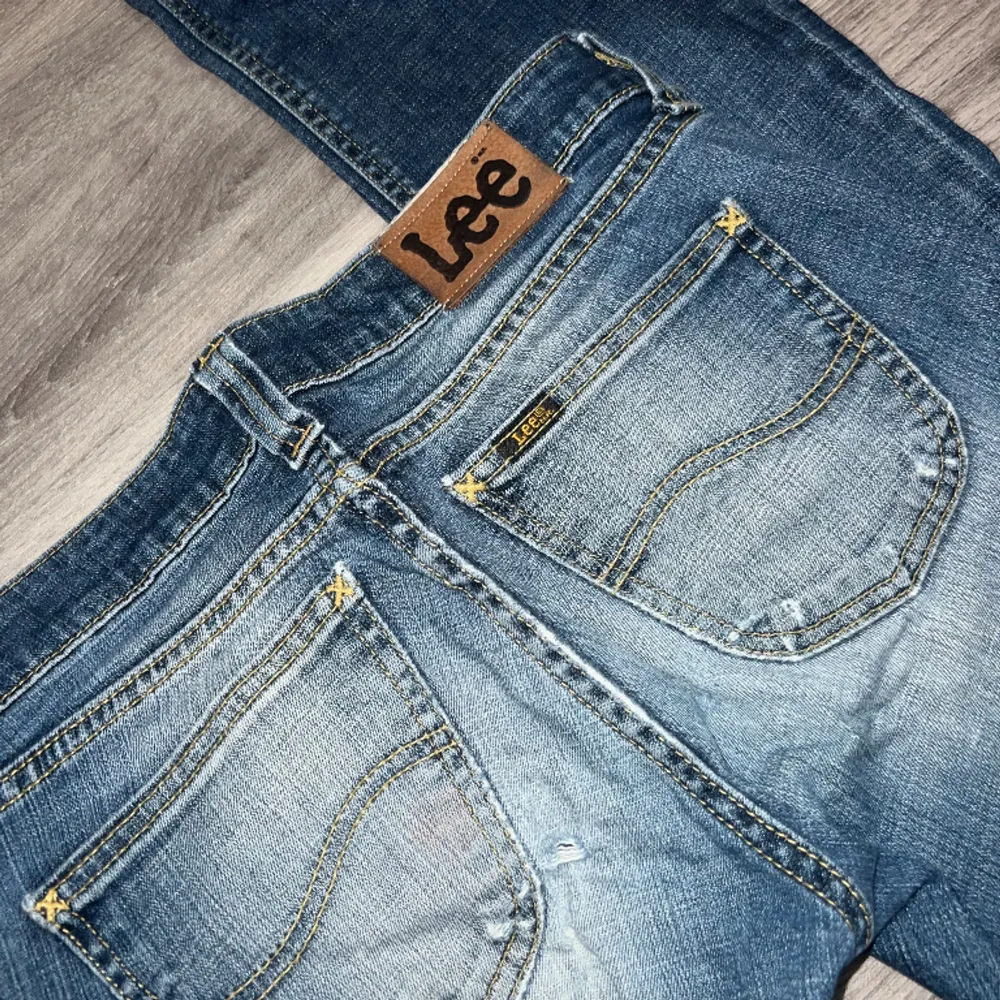Säljer dessa lågmidjade Lee Maddox jeans då dom är för långa på mig och inte passar längre, användt skick. W28 L31   OBS Dessa är vinted finns 2 lagningar som ej är utförda av mig på baken. Skriv för att se lagning fick ej plats med bild på dom.. Jeans & Byxor.