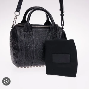 Alexander Wang väska  - Alexander Wang väska. Nypris runt 5000-6000kr. Har använt lite men väldigt bra skick. Inga tecken på slitage. Pris kan diskuteras och äkthetsbevis finns.  
