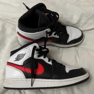 Jordan 1 air mid  - Jordan i mid modellen, använda så är lite creased. Köpta för ca 2 200 kr 🤍🫶🏻