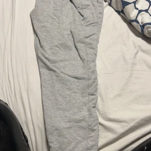 Mjukis byxor  - Gråa mjukisar  Strl L Använd i fint skick  Finns i Visby 