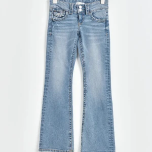 Low waist bootcut jeans från gina - Bootcut low waist Jeans från gina. Använda en gång men säljer pågrund av att dem är för små! Kom privat innan du trycke på köp nu!