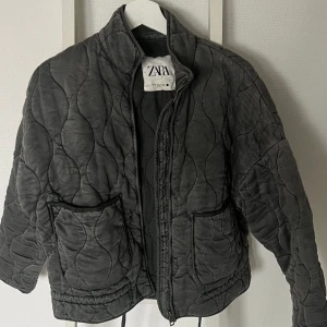Zara Jacka - Jag säljer min trendiga Zara jacka, en väldigt fin jacka som är använd ett fåtal gånger men som jag tyvärr tröttnat på! Jackan är slutsålt överallt. Och det finns inga synliga defekter. ( Kontakta mig vid fler bilder!:)