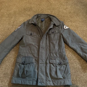 Ralph lauren feild jacket - Säljer nu denna jätte snygga Ralph lauren feild jackan. Jätte bra skick! Säljer pga att den inte kommer till användning. Lite stor is storleken skulle jag säga. 