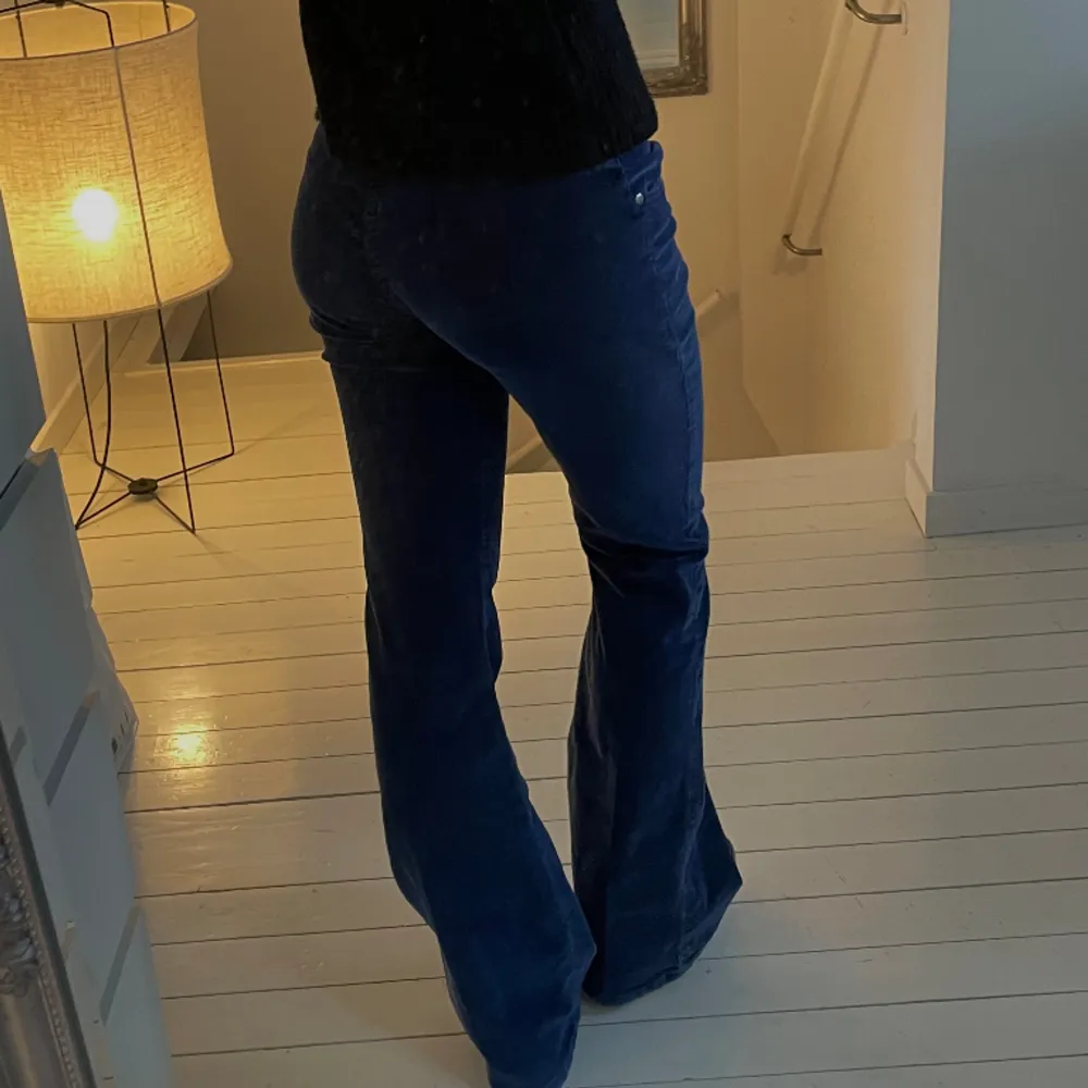 Säljer lågmidjade bootcut byxor i mycket bra skick . Jeans & Byxor.