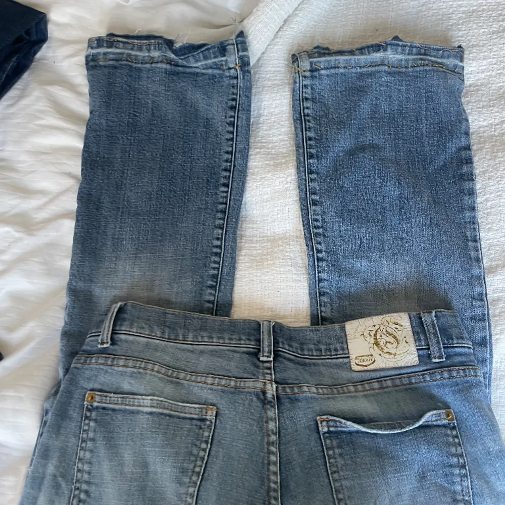 Midwaist jeans med slits på knäet, lite slitna längst ner! 💘. Jeans & Byxor.